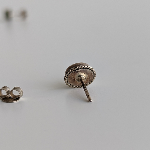 Small green stone silver stud earrings - Picture 2 of 8